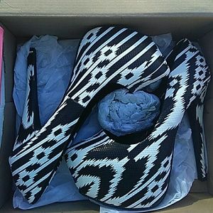 Black and white pumps Size 8